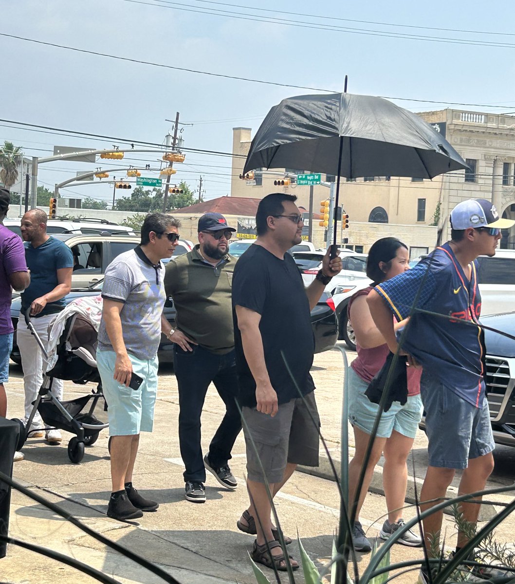 ShernMinKHOU's tweet image. What’s an #excessiveheatwarning when you got a hankering for #BBQ?  Customers line up for an hour OUTSIDE @truthbbq in the Heights, ranked #3 BBQ in #Texas by  @TexasMonthly. #WhatHeatWave?#KHOU11 #ChowOnChow