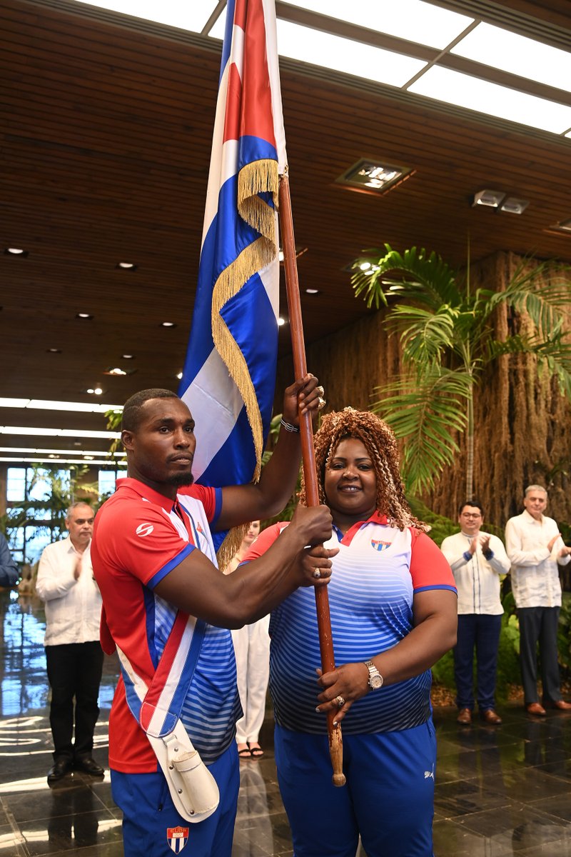 🇨🇺| Esta mañana en el Palacio de la Revolución, el presidente <a href="/DiazCanelB/">Miguel Díaz-Canel Bermúdez</a> abanderó a la delegación de #Cuba que participará en los XXIV Juegos Centroamericanos #SanSalvador2023.