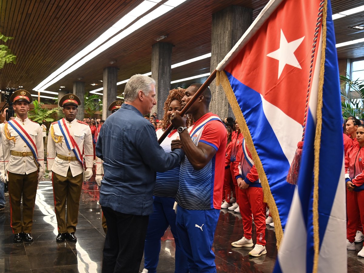 PresidenciaCuba's tweet photo. 🇨🇺| Esta mañana en el Palacio de la Revolución, el presidente @DiazCanelB abanderó a la delegación de #Cuba que participará en los XXIV Juegos Centroamericanos #SanSalvador2023. https://t.co/ZiRhFgPoWK