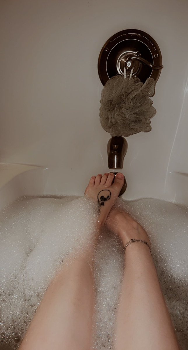 Ooof, maybe I forgot to mention I also do feet content! 🌸🫣😈 #bathtime #feetpicsforsale #onlyfans #fansly #fanslygirl #onlyfansbabe #altbabe #girlswithpiercings #girlswithtattoos #curvy #baretoes #thickthighs #softegirl #contentcreator #spicyaccountant #prinxcessmadii