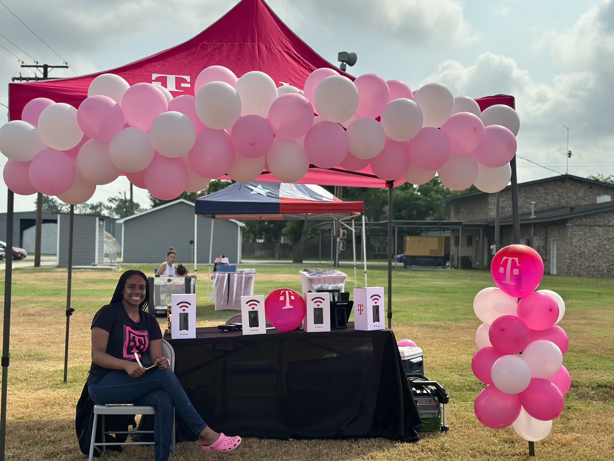 AmaniTmo's tweet photo. Good morning 💖☀️ Store 216G out here at the Ganado Farmers Market in Jackson County selling our unlimited home internet! 

Shoutout to our newest MA Sofia for coming out this morning to help set up and get us connections here in Ganado! https://t.co/DRxvzOIifJ