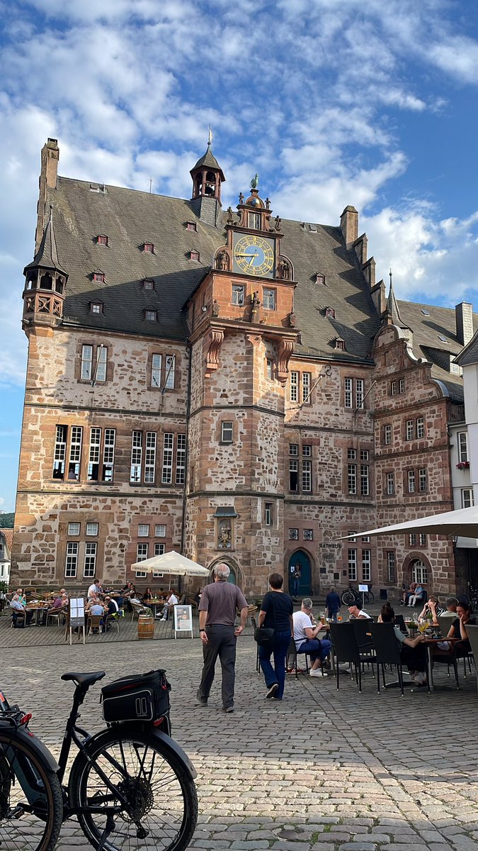 Freitag hier einen Vortrag gehalten. Voller Saal, tolles Publikum. Aber ein stadtbekannter Wagenknecht anwesend und versuchte mich niederzubrüllen. 2 junge Männer stellten sich vor ihn und versuchten ihn zur Räson zu bringen. Beide trugen ein WOKE & WEHRHAFT Shirt #FDGOUltras 🥰