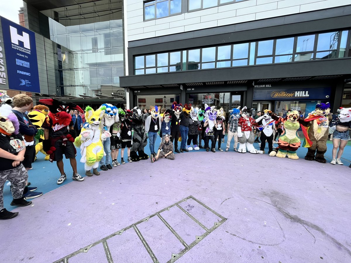 It’s nice to chill surrounded by floofs again. Always such a good vibe ^^