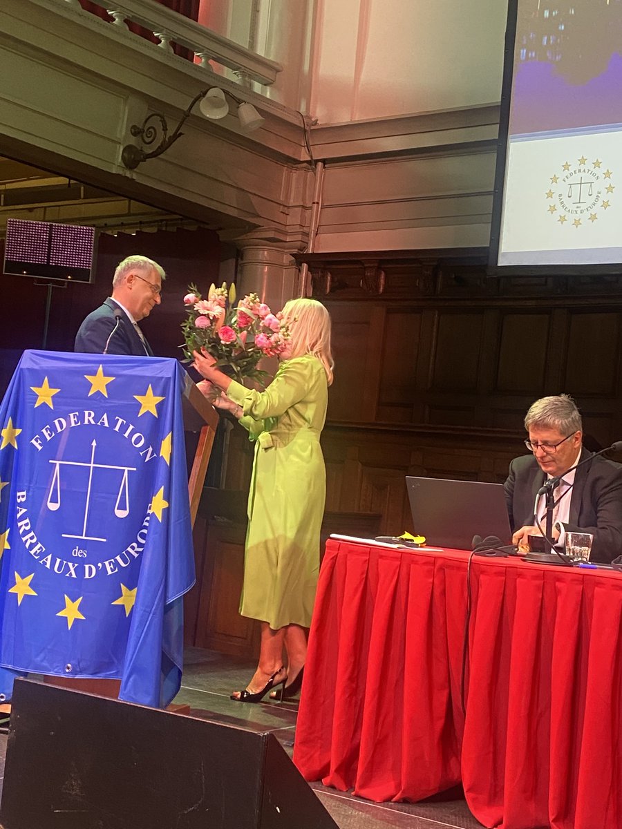 ⁦<a href="/EuropeanBars/">FBE · Fédération des Barreaux d'Europe</a>⁩ Bas Martens transmet le flambeau à Isabela Konopacka , une femme à la tête de la Fédération des Barreaux d Europe . Que du bonheur !🧚‍♀️🌟