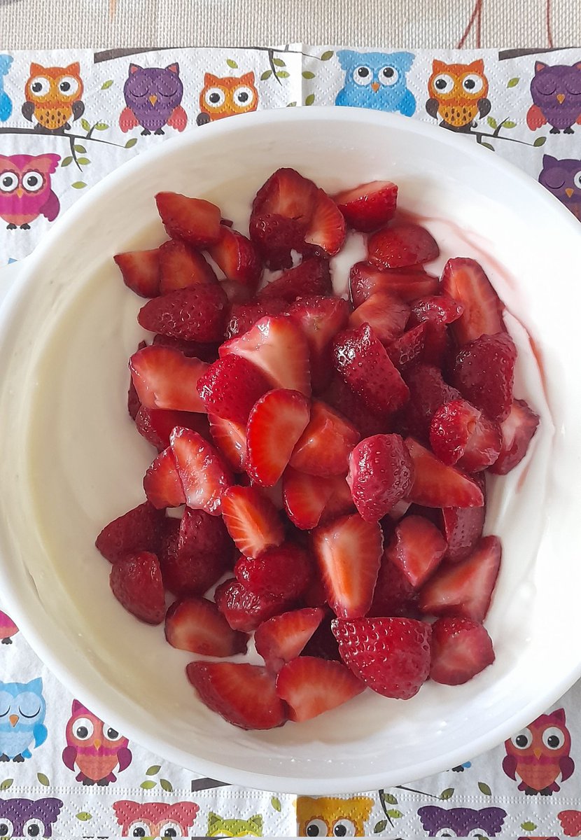 Sommerliches Mittagessen. Und zum Nachtisch ein paar Kirschen 🥰