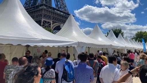 SoMabrouk's tweet photo. Le Festival #deslivresdesartistes 
Un festival engagé dans la lutte contre l’illettrisme.A la sortie du CM2,1 élève sur 5 ne maîtriserait pas l’usage de la lecture.Terrible vecteur d’exclusion. Il y a urgence, mais l’amour de la lecture ne se décrète pas,il se construit 🙏🌺📖 https://t.co/tZNOb2W6U0