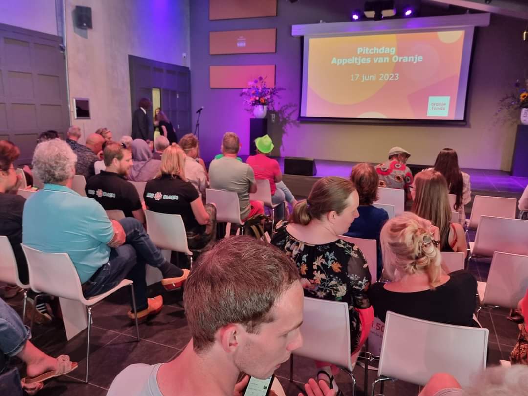 🥳 YES!!! We zijn door naar de volgende ronde voor de Appeltjes van Oranje! ❤️ Wat een feestje vandaag tijdens de pitchdag met zoveel mooie initiatieven. En trots op alles en iedereen waarmee we samen De JoJo zijn, Samen voor mekaar!! We zitten nu bij de laatste 10 genomineerden