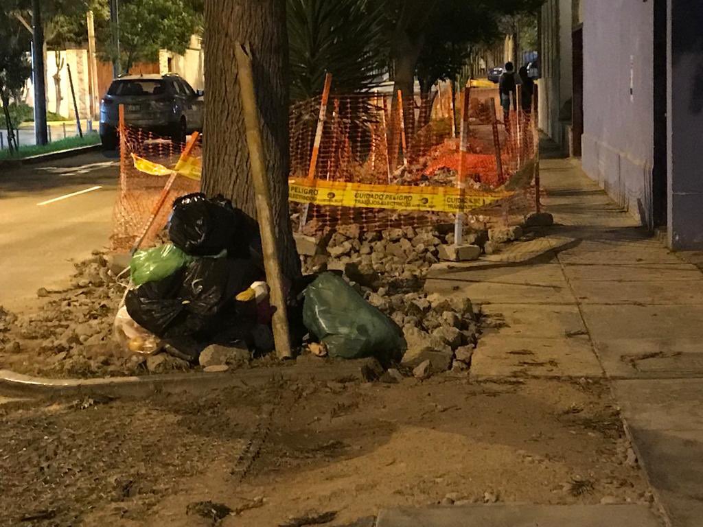 veraperezluna's tweet photo. Me ayudan con un RT?

Ha pasado casi un mes y #LuzDelSur NO RECOGE SUS ESCOMBROS de la calle. Vienen, rompen veredas y dejan todo hecho un desastre @OSINERGMIN https://t.co/CEeIHWphAX