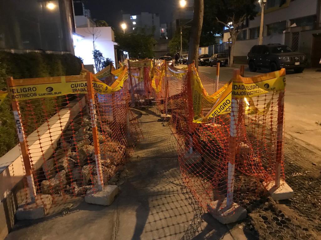 Me ayudan con un RT?

Ha pasado casi un mes y #LuzDelSur NO RECOGE SUS ESCOMBROS de la calle. Vienen, rompen veredas y dejan todo hecho un desastre <a href="/OSINERGMIN/">OSINERGMIN</a>