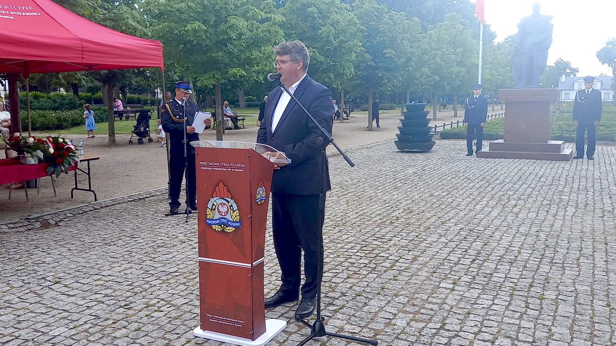 MSWiA_GOV_PL's tweet photo. Wiceminister @WasikMaciej w #Mława do strażaków #PSP i druhów #OSP: Jako rząd staramy się, by Wasza służba była jak najlepsza - pod względem finansowym i sprzętowym. Realizujemy #ProgramModernizacji, funkcjonuje też ustawa o #OSP wprowadzająca dodatek emerytalny dla druhów. https://t.co/vDQMvjfCAB