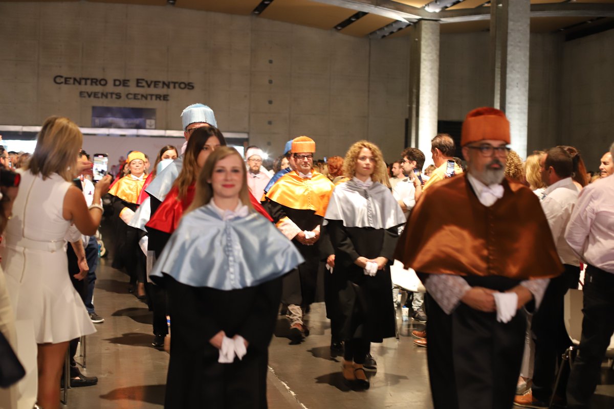UniversidadVIU's tweet photo. Nuestros docentes ya se están preparando para el gran momento.
¡Qué ganas de dar comienzo a la #GraduaciónVIU!🎓 https://t.co/L5zMaJwDMZ