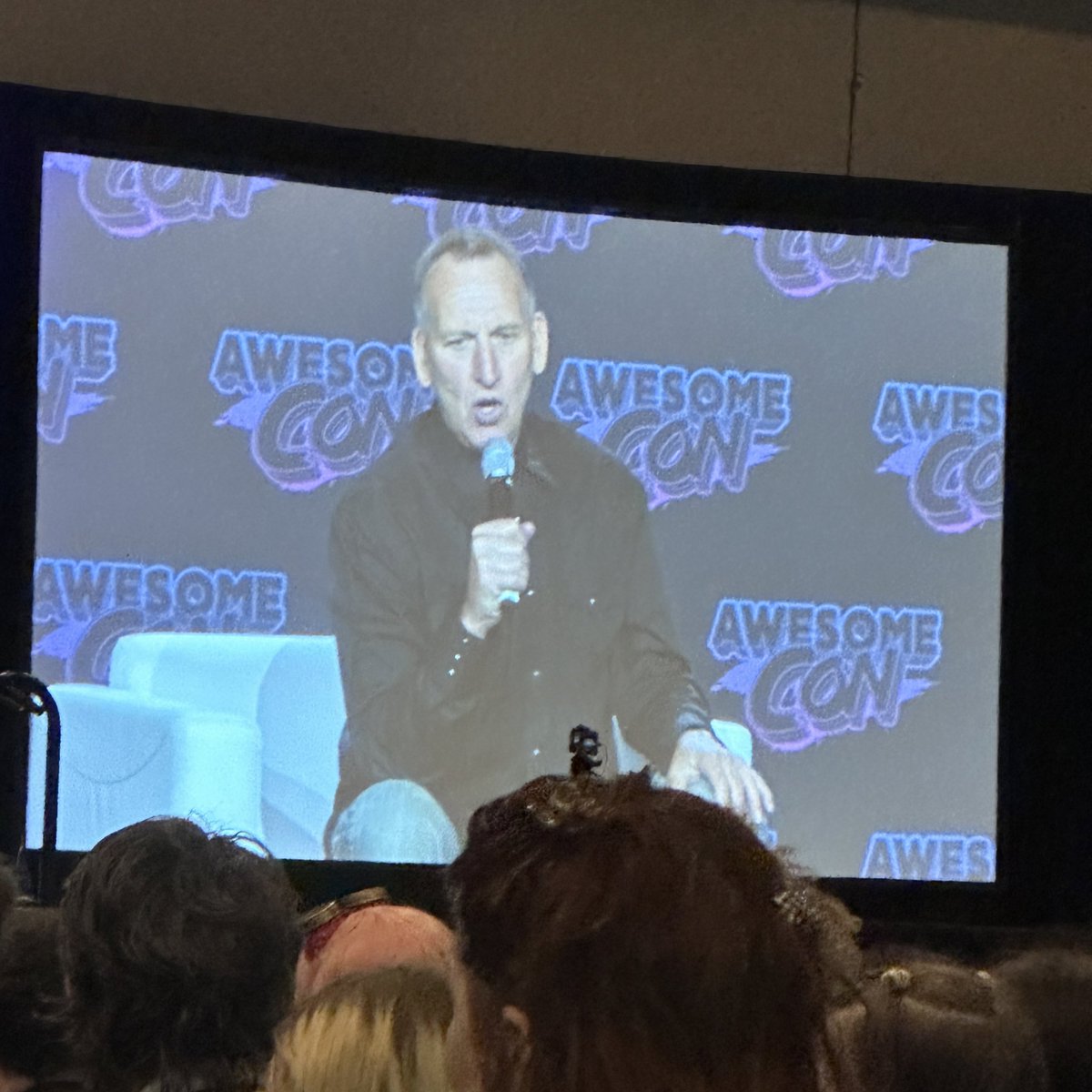 Christopher Eccleston just said he aspired to be a footballer for Manchester United but it took a girl saying he looked good in black eyeliner to convince him of being an actor 😍 
@AwesomeCon #ChristopherEccleston