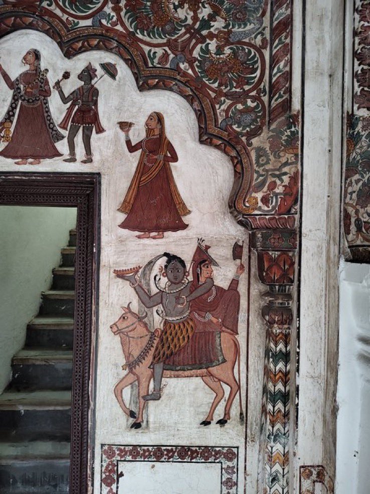 Top: Mata Sita with #Hanuman Ji holding the royal parasol.

Bottom: Mahadev Shiva with #Devi on Nandi bull.

At Shri Guru Ram Rai Darbar, Dehradun.
Baba Ram Rai was son of 7th #Sikh Guru & elder brother of 8th Guru.

Before #SGPC such frescoes were norm in Gurdwaras. #AdiPurush.