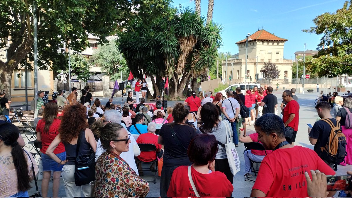 Concentració de les treballadores de <a href="/CGTJoan23/">Comité CGT Joan XXIII</a> Contra els sous de misèria i per la dignitat de professionals i usuàries.
Amb el suport de les families i de tot el sindicat. Suport mutu i solidaritat de classe.
Visca la lluita de la classe obrera!