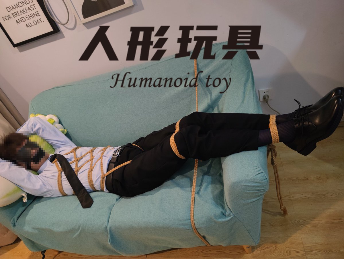 SNshengYY's tweet photo. 新到的正装玩具老公，先绑上验验货，然后检查一下身体，如此性感的一双丝袜脚，从此以后要早点回家，怕他自己在家寂寞 https://t.co/XzTEEzlXSG