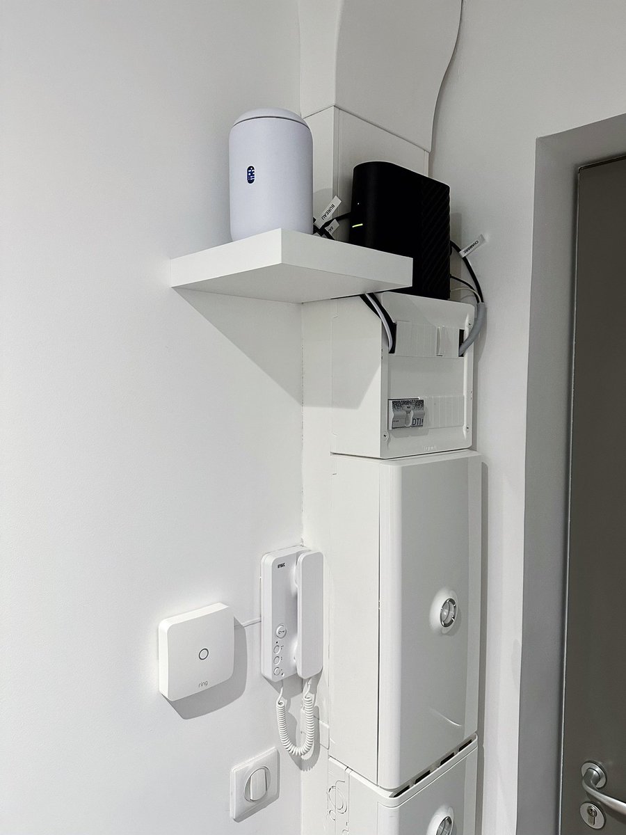 Tibimac's tweet photo. L'#UDR est (bien) installé, le Flex mini aussi et l'#U6Lite auras bientôt sa bonne place mais elle n'est pas si mal là 😊 !
Et vive le #PoE qui évite des câbles en plus et simplifie les installations 🙌🏻 !
#UniFi https://t.co/Rrq2KOb7KO