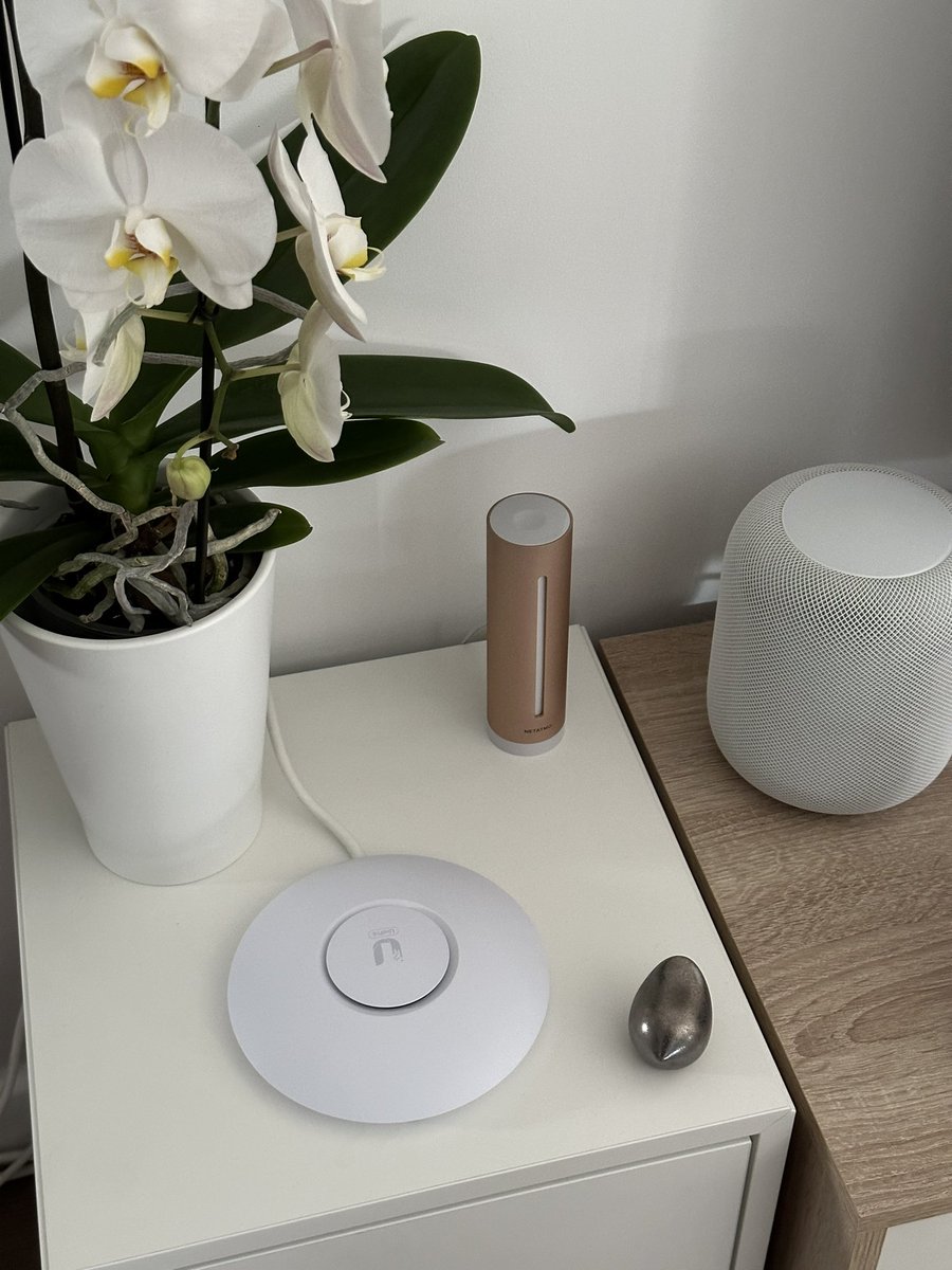 Tibimac's tweet photo. L'#UDR est (bien) installé, le Flex mini aussi et l'#U6Lite auras bientôt sa bonne place mais elle n'est pas si mal là 😊 !
Et vive le #PoE qui évite des câbles en plus et simplifie les installations 🙌🏻 !
#UniFi https://t.co/Rrq2KOb7KO
