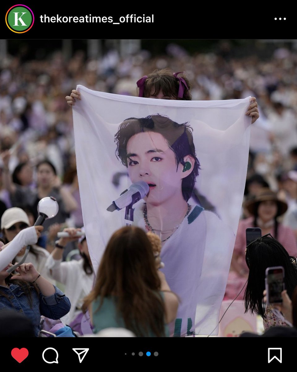 The Korea Times shared a photo of an ARMY holding this Taehyung banner during the #10thBTSAnniversary activities on June 17 in Seoul.

#BTSV #KIMTAEHYUNG 
📸 instagram.com/p/Ctl6hJVhInB/…