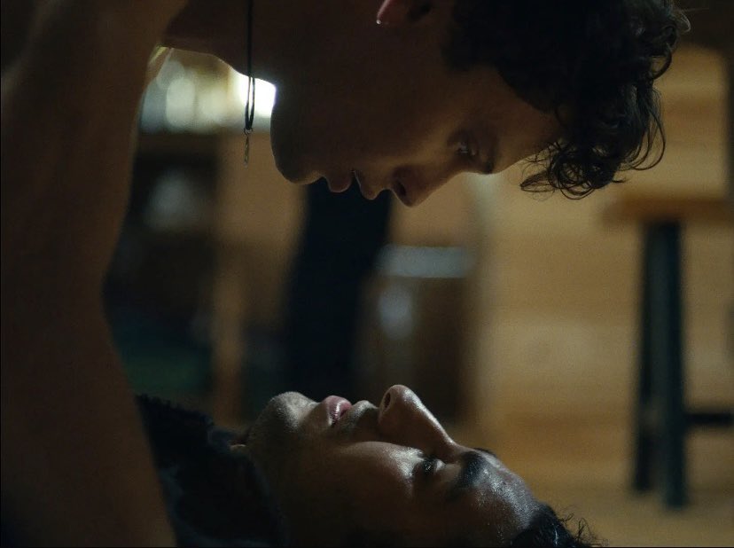 Rotten_movie's tweet photo. SWALLOWED ポルノ俳優を目指す友人の資金を稼ぐため人々をハイにさせる昆虫が含まれた5つの袋を飲み込み麻薬密売を請け負う男が出先でトラブルに巻き込まれ体内で袋が破裂してしまい最悪な事態に陥るホラー　ブロマンスとボディホラーが混合した非常に珍しいジャンルの作品で面白かった。超オススメ！ https://t.co/1ucan7Bkpy