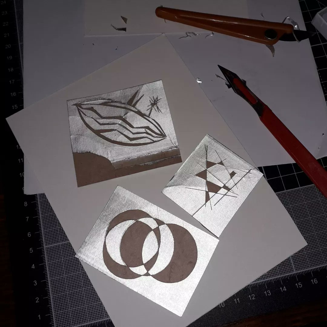 Experimenting with #TetrapakPrintMaking for a #FrayedFriends #SundayChallenge 
Much fun and quite happy with the results considering how little time I spent.