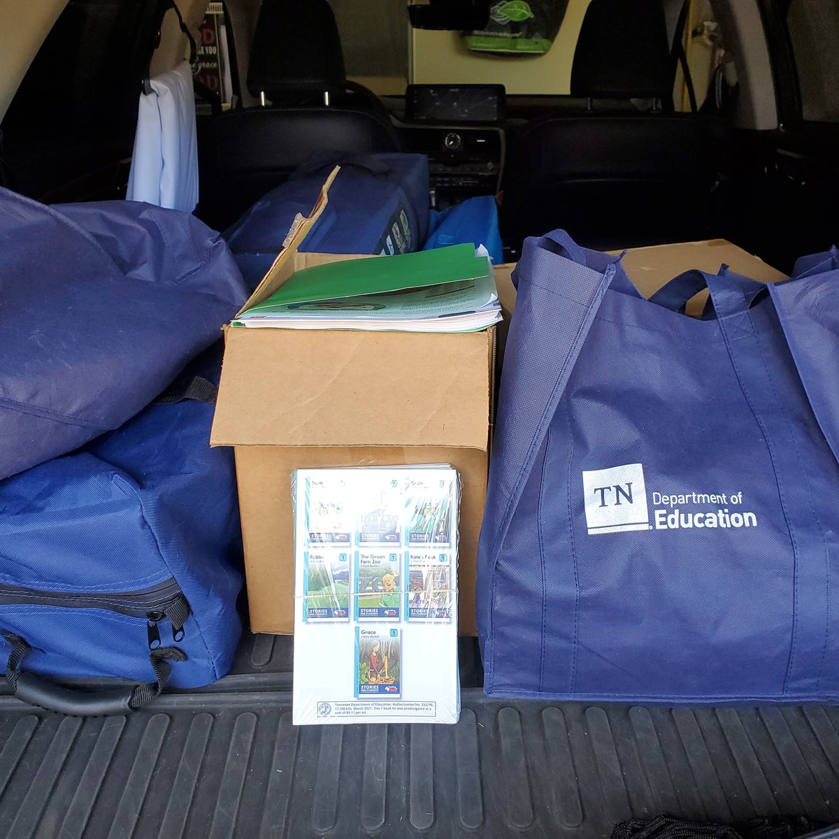 All packed up and heading out to celebrate #earlyliteracy at a  #communityevent. #Reading360 @TNedu
#Juneteenth2023 
#communityengagement
