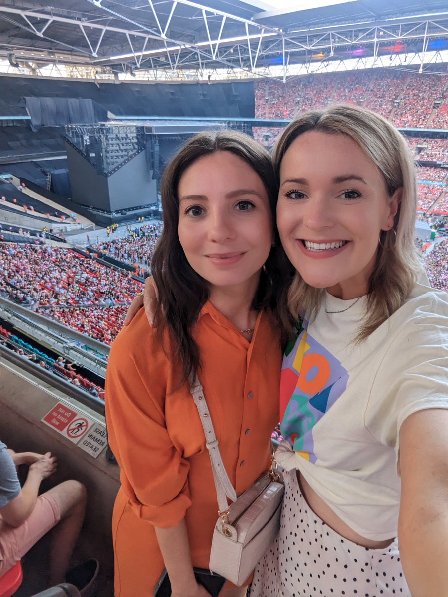 annavbasilico's tweet photo. Love on Tour Wembley edition 💖💗#HarryStyles https://t.co/MeHQfZtOoD