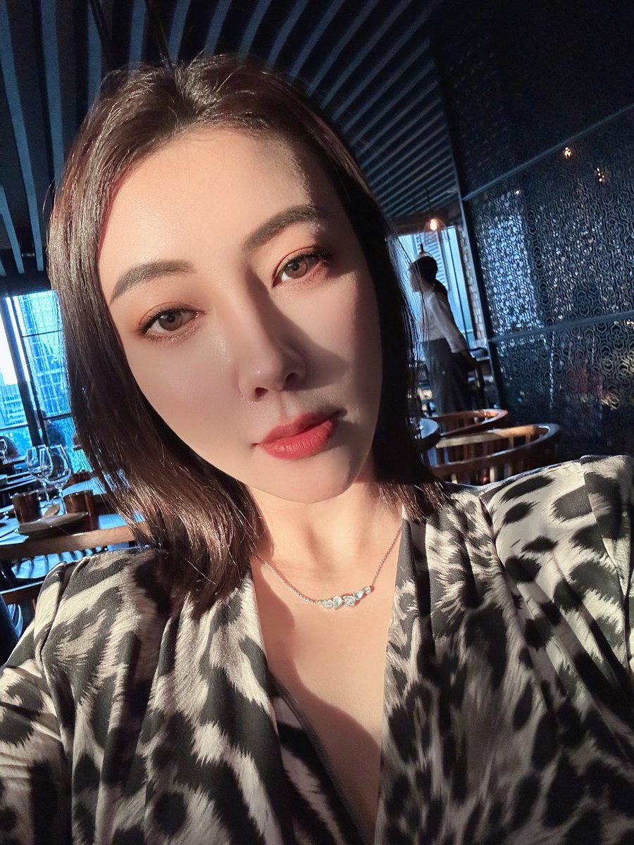 这几天的生活碎片，上完化妆课自己要慢慢的笨拙的练起来了，还是要精致的妆容才好看，我竟然顶北京39度的高温骑车了3公里，当天回来就感觉脑袋好晕，所以最近打消了公路跑的念头。就酱！@guoer0212 https://t.co/qOagnvQP4C