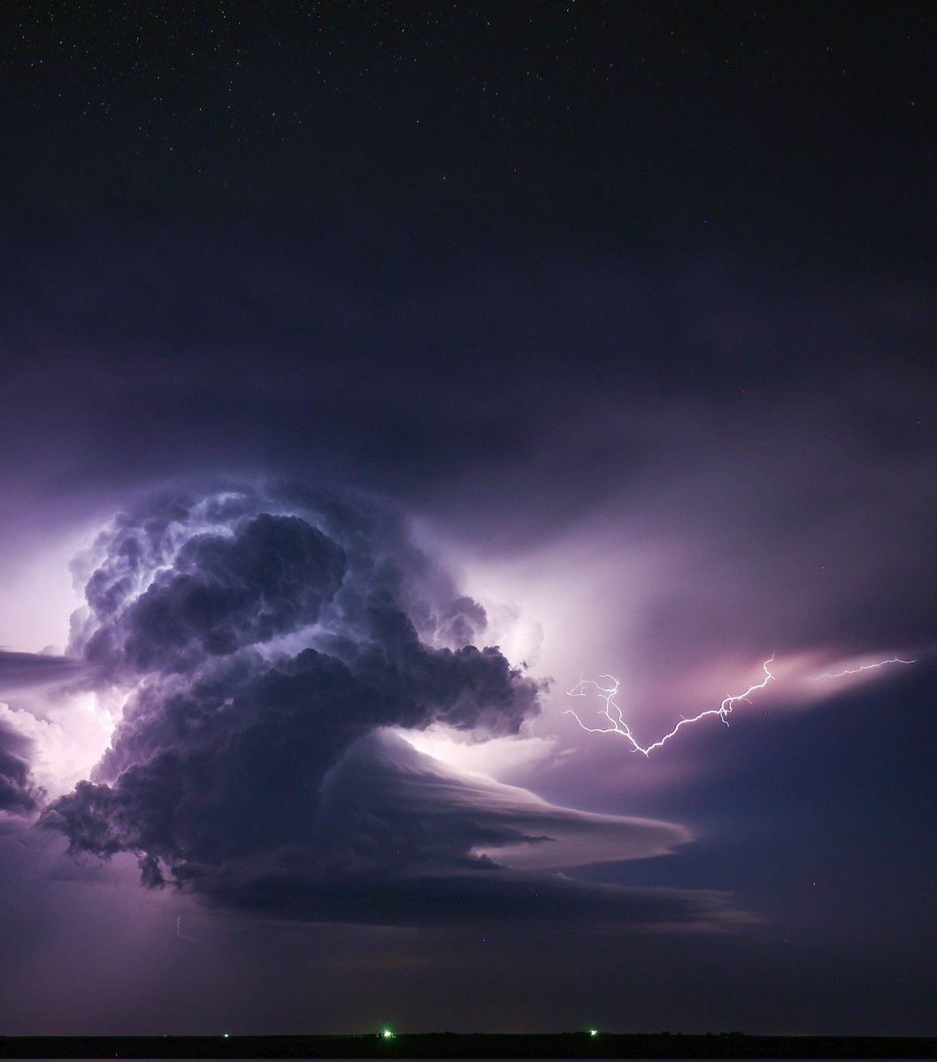 Lightning, stars, and supercells.

#cowx #kswx #wxtwitter