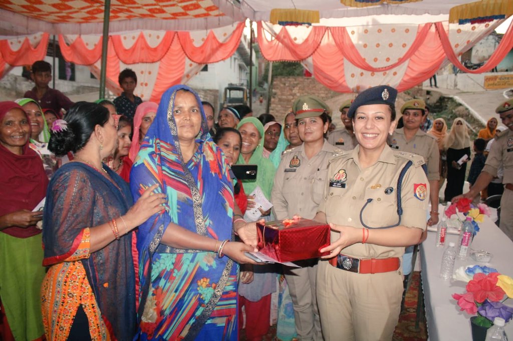 pankaj_cktd's tweet photo. #Chitrakoot- पुलिस अधीक्षक @VrindaShukla_ की अध्यक्षता में ग्राम तरौ��ा में महिला चौपाल का किया गया आयोजन। जिसमें महिलाओं को उनके प्रति होने वाले किसी भी हिंसा, शोषण और अन्याय के खिलाफ आवाज उठाने के लिए किया गया प्रेरित । "सहना नहीं अब कहना है" 

@Uppolice @myogiadityanath @UPGovt https://t.co/tTluVZrvkO
