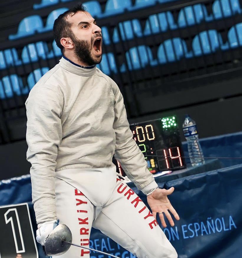 Enver Yıldırım’dan Eskrim Tarihimizde Bir İlk🤺

Bulgaristan’ın Plovdiv kentinde 16-18 Haziran tarihleri arasında düzenlenen Avrupa Eskrim Şampiyonası’nda ülkemizi kılıç kategorisinde temsil eden milli sporcumuz Enver Yıldırım kazandığı bronz madalya ile bireysel büyüklerde