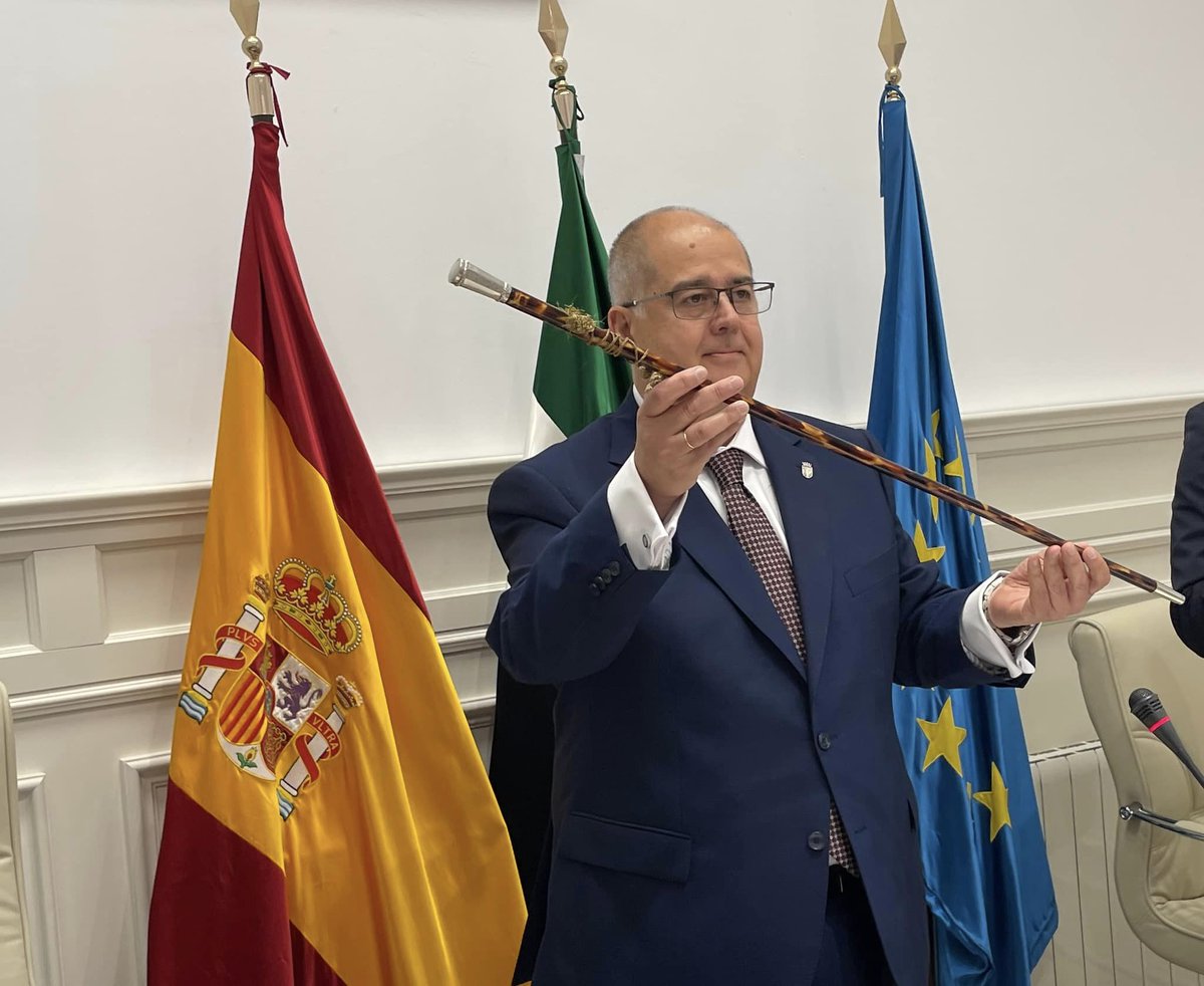 LaGacetaInde's tweet photo. Juan Carlos Fernández Calderón, del @PPZafra , elegido nuevo alcalde de Zafra en el Pleno de investidura de hoy https://t.co/MzsGLXbv7E a través de @LaGacetaInde https://t.co/ghkOYMpG08