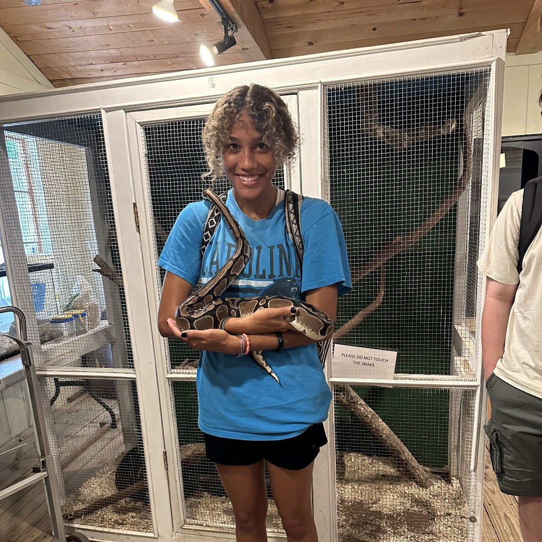EnvisionByWS's tweet photo. Take a look at Veterinary Medicine scholars working this past week with animals great and small at the Texas zoo! ๐ ๐ข ๐ฐ ๐ฆ
๐ธ Veterinary Medicine with #LoopAbroad, Texas Zoo
#envisionexperience #veterinarymedicine #TexasZoo https://t.co/FQqfBRKWIL