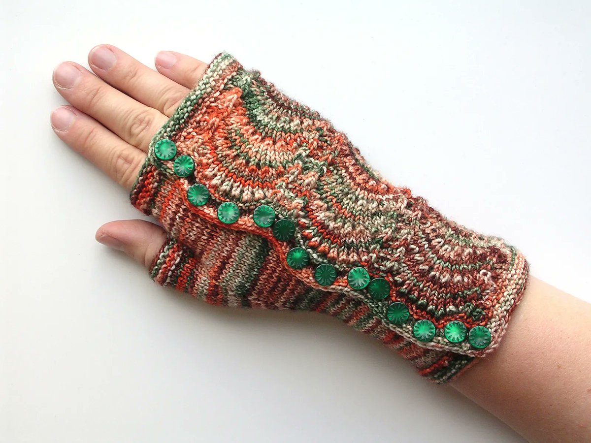 Knit a Pair of Gorgeous Spatterdash Wristwarmers, Free Pattern Designed By Dagmar Mora: 👉 buff.ly/35yXclg #knitting #freepattern ❤️