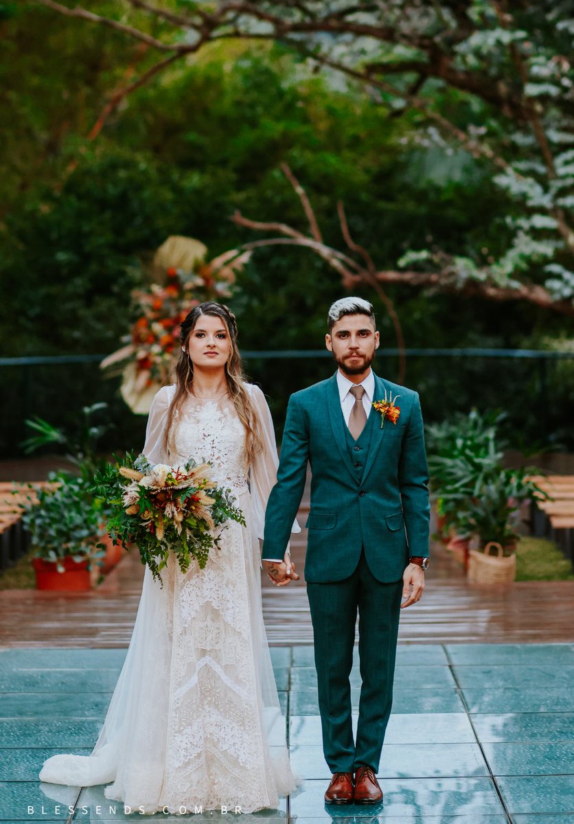 blessends_'s tweet image. Um amor que transcende o tempo e se eterniza em cada olhar. Nessa foto, capturamos a essência de uma união única e verdadeira. Que essa imagem seja o testemunho silencioso do amor que une esses corações para sempre. 💍❤ 
#casamentos2023 #noiva #noivo #noivado