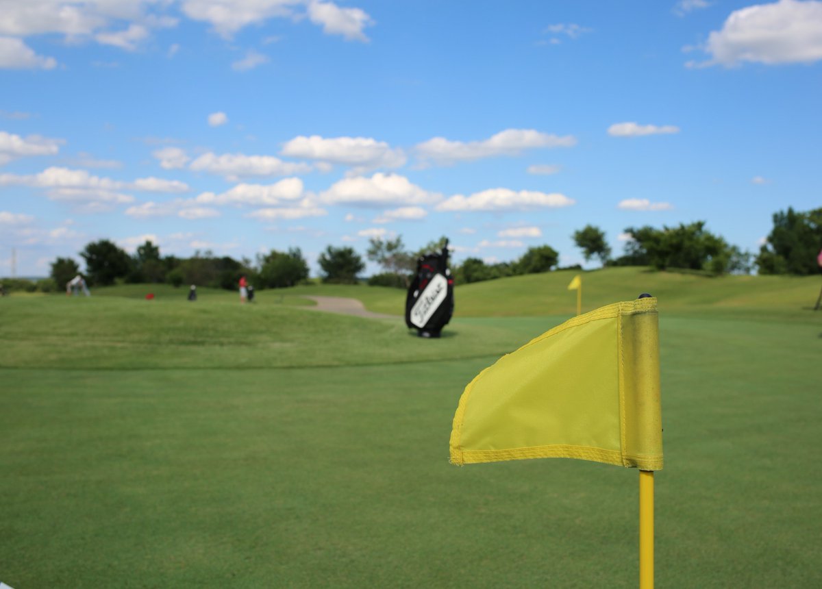 Father's Day is around the corner.  Treat dad to a round of golf with PLGC! 

Check out the sale table in the pro shop for new gear! Shirts &amp; shorts $48 each.

🏌️ ow.ly/n2ry50Osqua