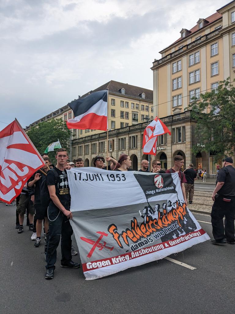 Auf der verschwörungsideologischen Demo in Dresden sprach #DietherDehm heute über sein lebenslanges antifaschistisches Engagement. Mit einem eigenen Block im Demozug vertreten: die Jugendorganisation von #DieHeimat (ehem. #NPD). #dd1706