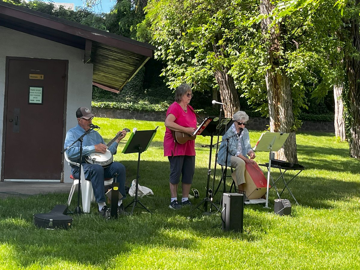Explore_TD's tweet photo. Join us at the Dalles Farmers Market today from 9-1! Discover a vibrant atmosphere full of local produce, a variety of plants, dazzling crystals, and live music. It's an event that offers something for everyone!
#explorethedalles #thedallesfarmersmarket #shoplocal #hoodgorge https://t.co/ydpeId6LQW
