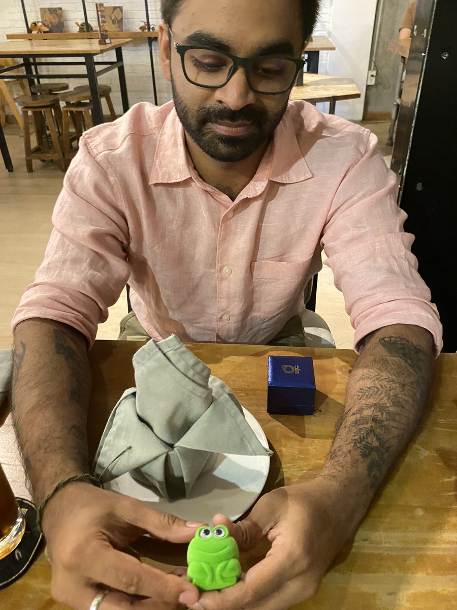 persicassi's tweet photo. from now on let’s just get married with a man who’s gonna propose to you with the ring in a frog box 🐸🫶 https://t.co/CmEdfV1ZJY