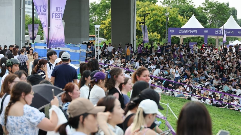 BTSquadInfo's tweet photo. [INFO]📰

¡Se confirma la cantidad de espectadores en el Parque Yeouido durante el FESTA de BTS!

•Dentro con 350mil personas
•Alrededores con 50mil personas
•Total confirmado de 400mil personas
•Más de 120mil eran fanáticos extranjeros

©kimtaehyungkpd | @BTS_twt #BTSARMY https://t.co/4b3NNX5kgu
