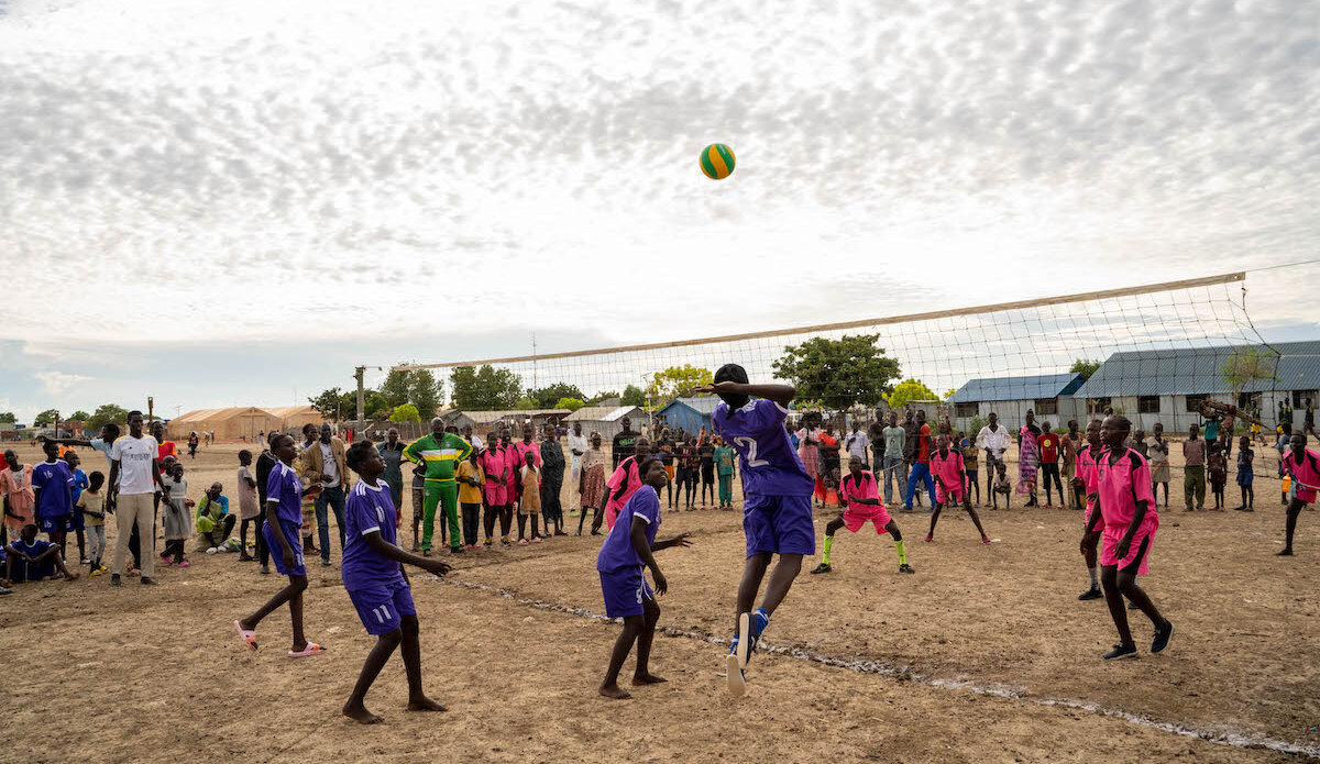 'I think sports bring people together, & when we’re all together, there can be peace,' said a player at the sports event organized by @unmissmedia, which gathered thousands of people from Bentiu, #SouthSudan🇸🇸 to enjoy peace & unity. #PeaceBegins #PK75

👉ow.ly/kbYe50OOlUJ