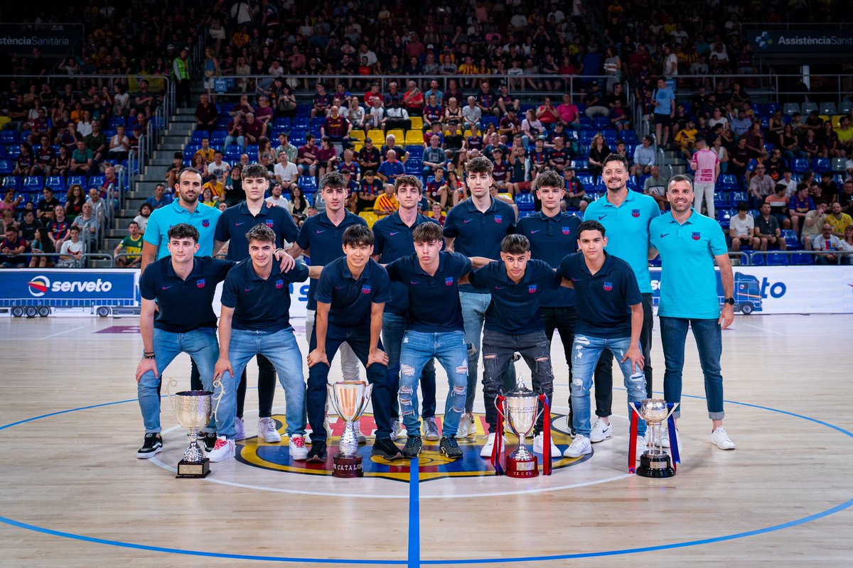 FCBfutbolsala's tweet photo. 🏆🏆🏆🏆  Reconeixement al Juvenil, campió de lliga, Copa Catalunya, Copa d’Espanya i Campionat d’Espanya! Enhorabona i gràcies Pep Ruiz! https://t.co/42qz6hes4t