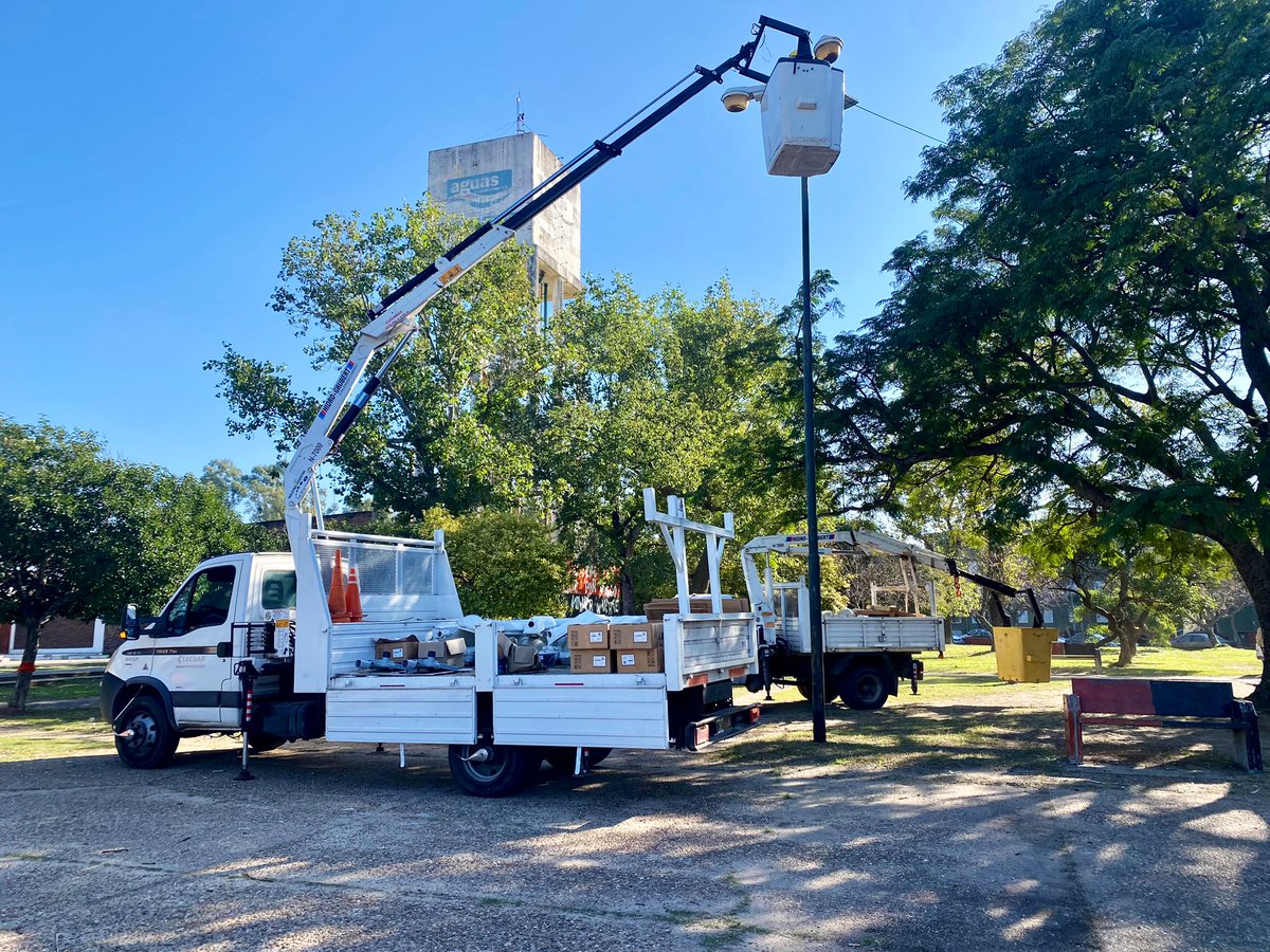 emiliojaton's tweet photo. Seguimos llegando a los barrios con más luces LED. En Fonavi San Jerónimo comenzó el recambio de luminarias y esta mañana nos reunimos con las y los vecinos para contarles en qué consisten estos trabajos.

Estamos cumpliendo. Estamos haciendo una ciudad mejor. https://t.co/dqzEICgBl0