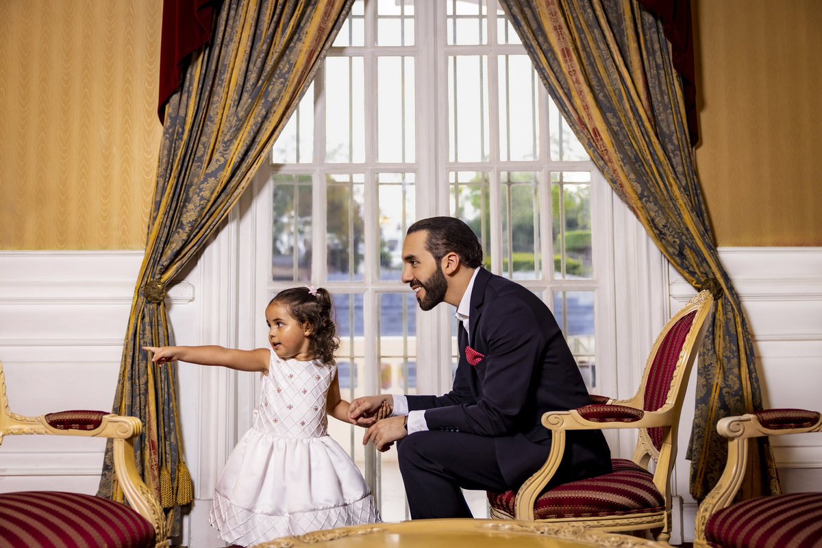 PresidenciaSV's tweet photo. Ser padre es trabajar sin parar para volver posible lo imposible. 

Ser padre es velar todos los días por el bienestar y futuro de los hijos y la familia.

¡Feliz Día del Padre a los hombres que están construyendo un mejor El Salvador para todos! 👨🏻🎁 https://t.co/SNjMRV6C2W