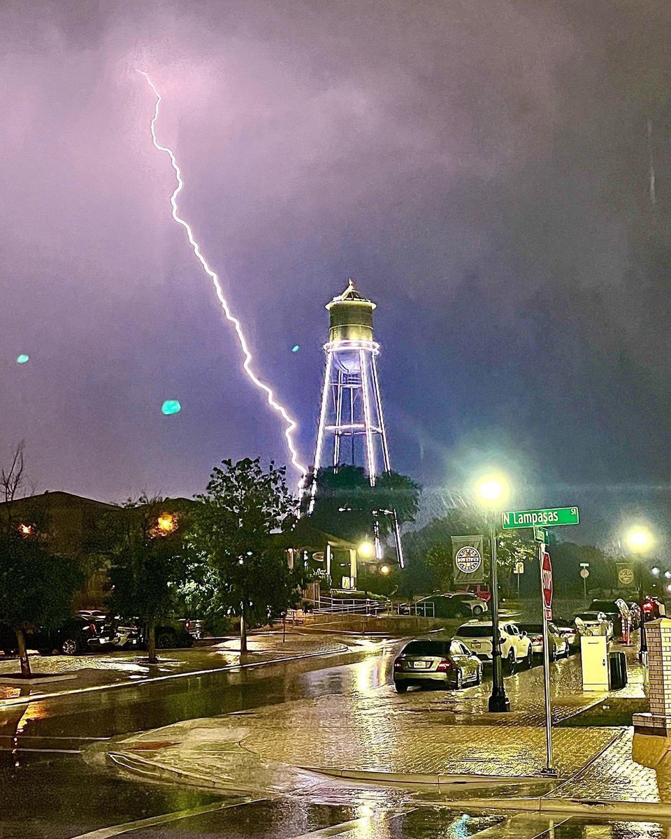 Wowzers! ⚡️ Check out this lightning strike near #RoundRock’s historic water tower during the storms last night. 

📷: Josue Aguilar