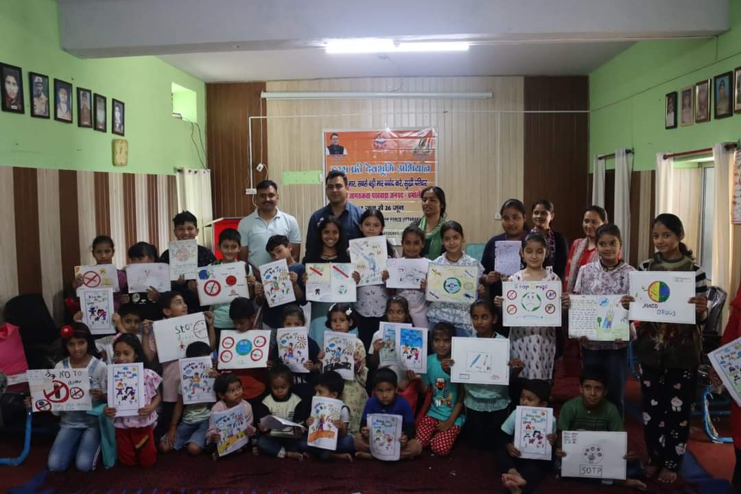 बच्चों ने कागज पर बिखेरा #DrugsFreeDevbhumi मिशन के संदेश को
