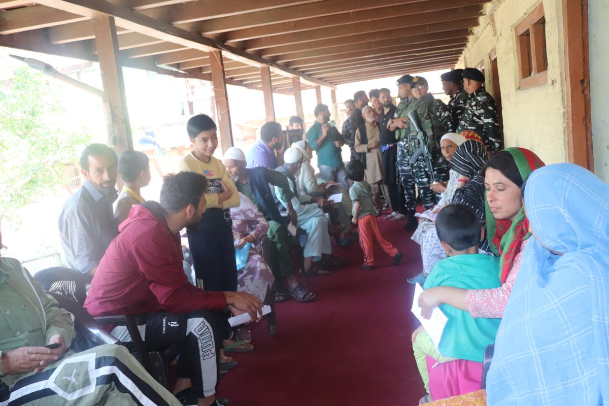 179bnC's tweet photo. Today a free medical camp under CAP has conducted by 179Bn,  at Paid parking, shahbad Masjid, Municipal Council Sopore, Baramulla on 17/06/23 , Sh. Rabish Kumar Singh,Comdt-179Bn,  GDMO-177Bn,Sh. Navin Chander,2I/C (OPS)-179Bn distributed free medicines to civilians.
@KOSCRPF https://t.co/7g2ITF3nhy