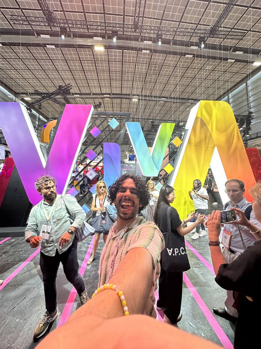 يوم في باريس 🇫🇷
في وحدة فرنسية كبيرة قالتلي حلو الاوتفت خلاص ريبورترز صرت فرنسي🌝🥐
“We were staying in Paris”🎶