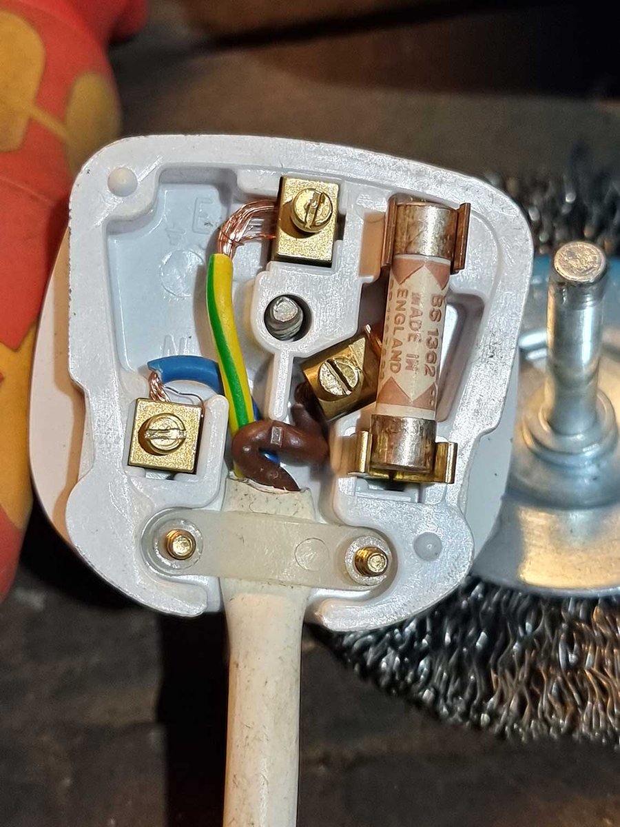 MJPATTesting's tweet image. PAT testing why do it?  Consider the following pictures,  taken over the last few months, they show the importance of the first part of a PAT testers role, the formal visual inspection of equipment, the opening of plugs and inspection of cables. #portableappliancetesting
