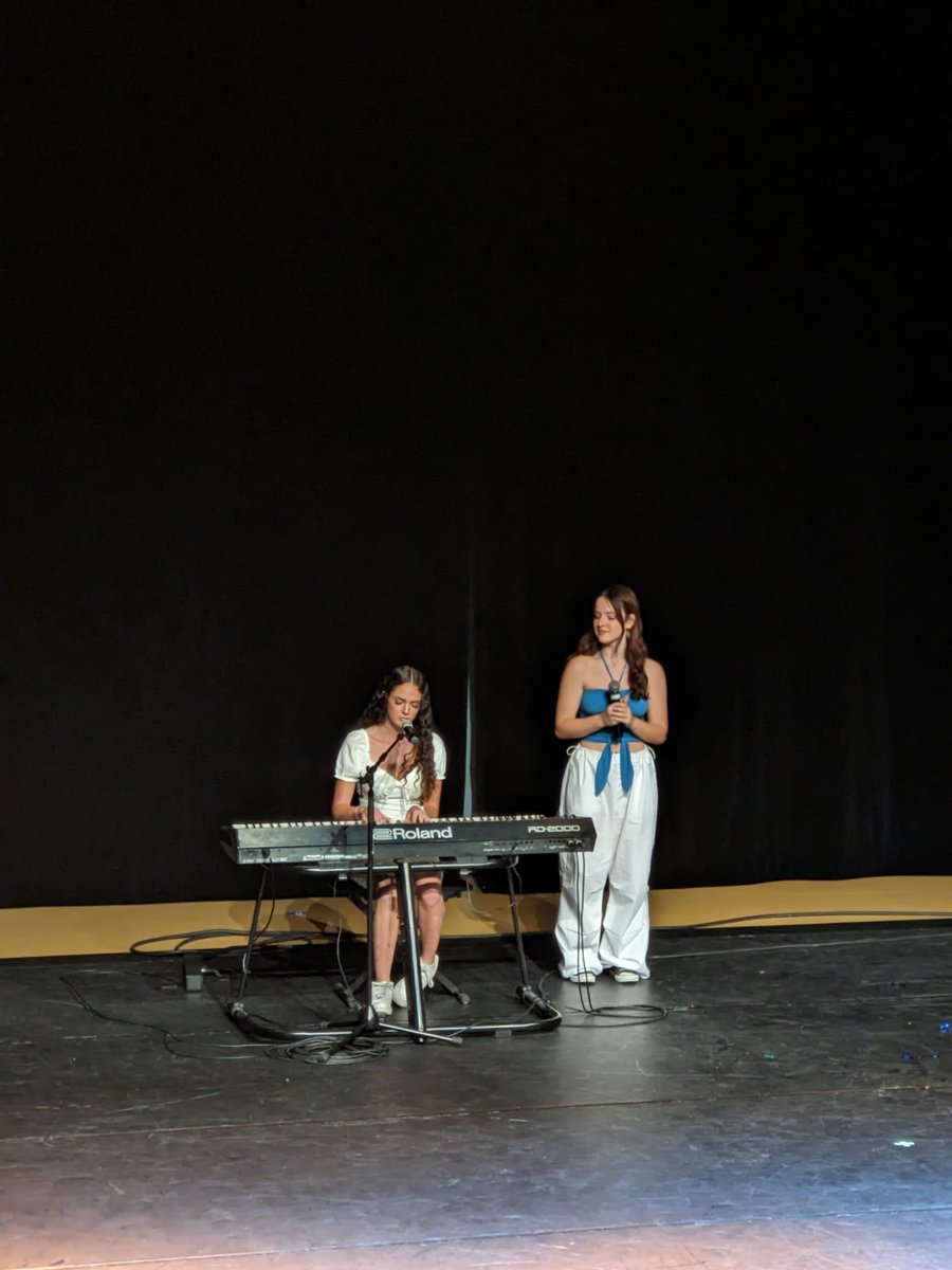 Et puis elle se termine en musique🎸, en danse💃 et en théâtre🎭 avec la soirée de l'#APE Incroyables Talents..
Un très belle soirée, des élèves, des professeurs et des parents très impliqués..
🙏 Pour nos élèves, ils ont beaucoup de chance!!!