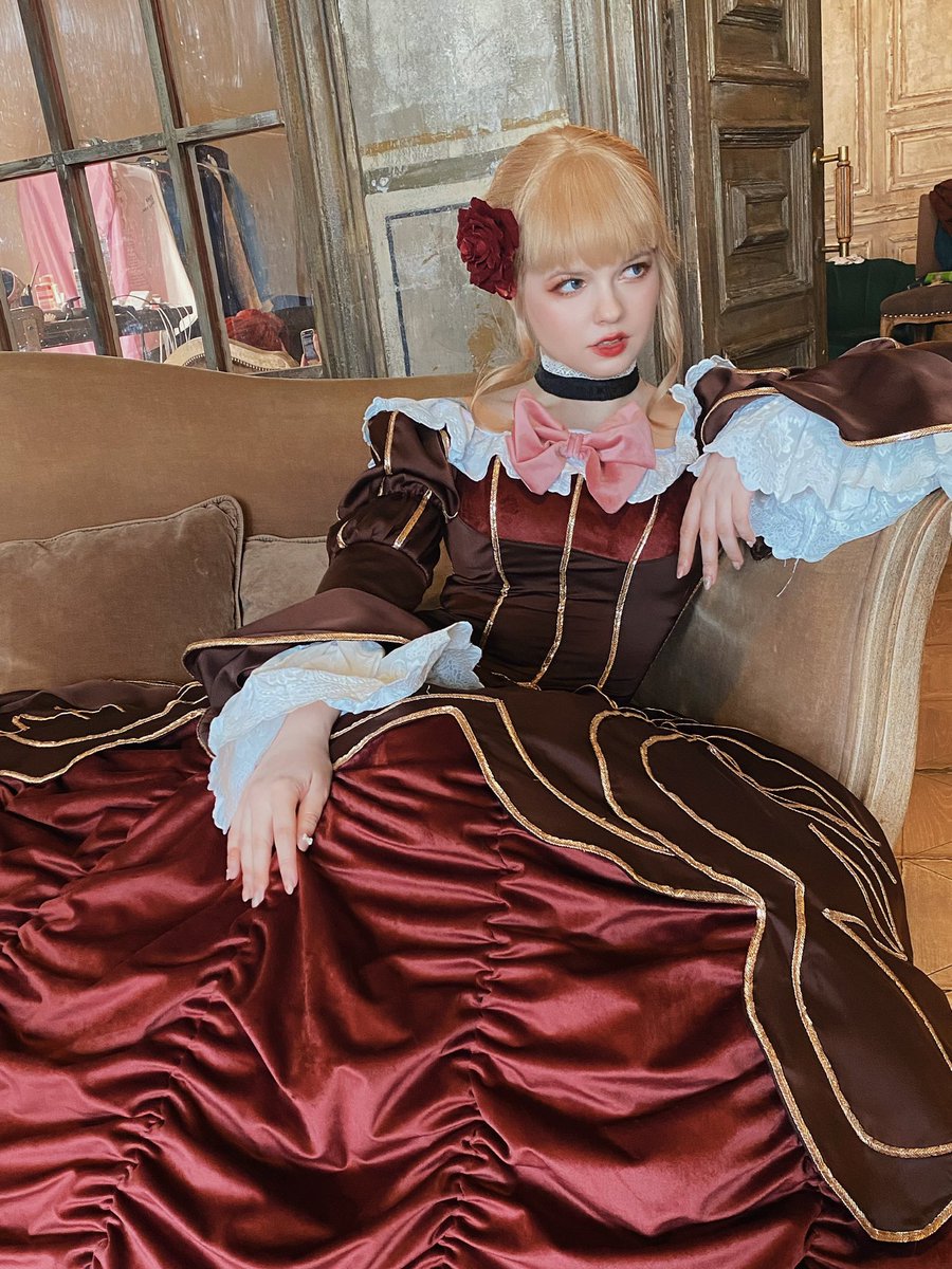 bakaelsie's tweet photo. this dress is HUGE #umineko https://t.co/hf9P5KAuth